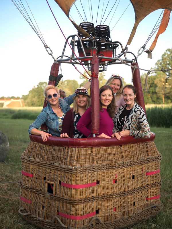 portrait-friends-standing-hot-air-balloon